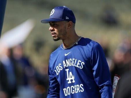 Betts honored with MLB Roberto Clemente Award